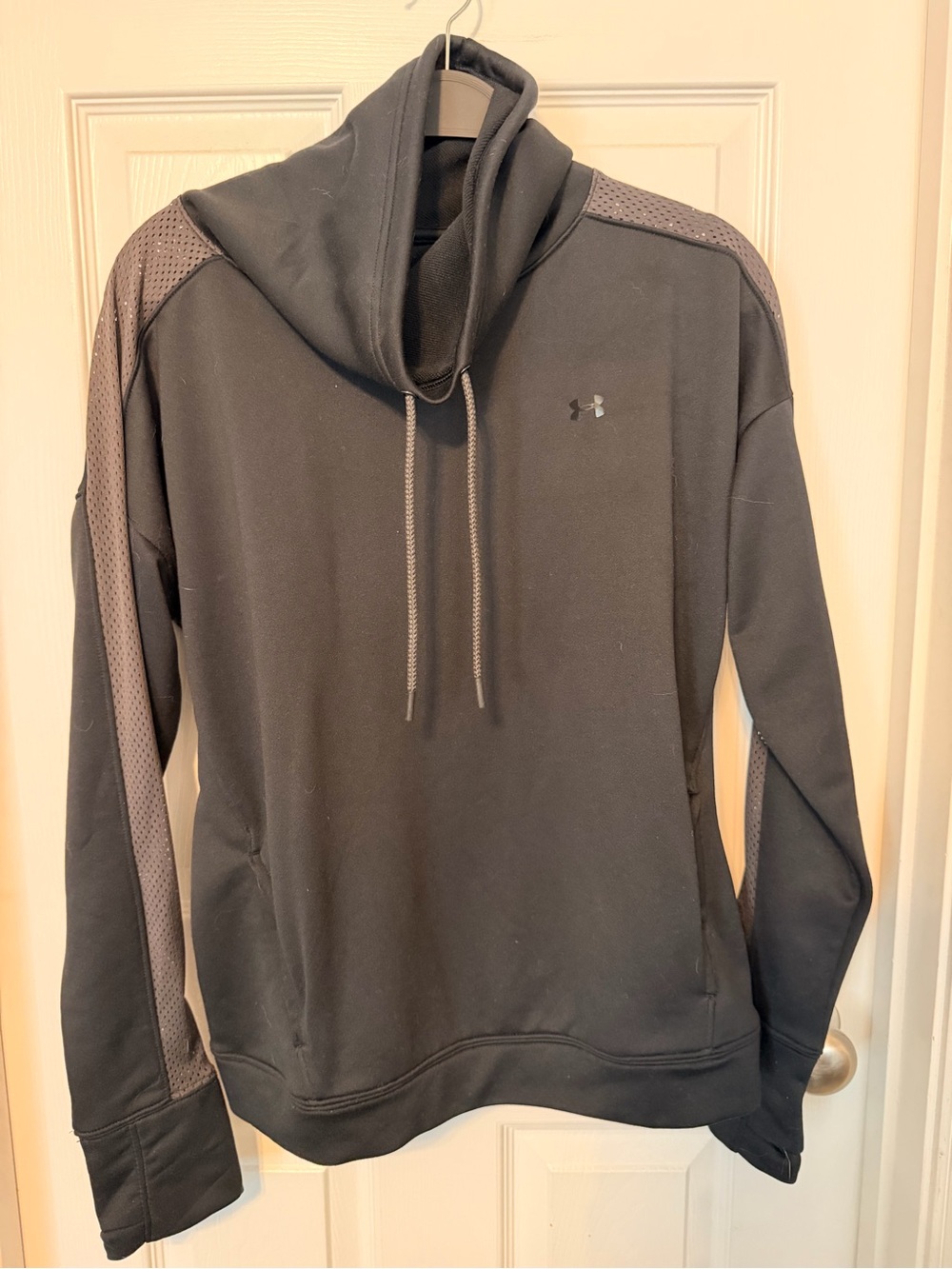 Under Armour Large Black Women's Pullover Hoodie with Gray Mesh Accents